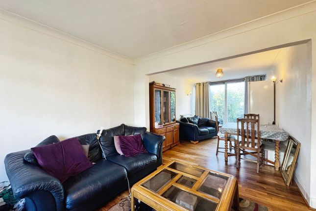 11 Mount Grove, Edgware photo 2