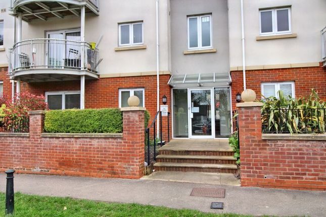 Flat for sale in Cedar Avenue, Hazlemere, High Wycombe