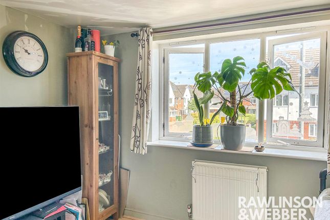 4, Chandlers Close, West Molesey photo 4