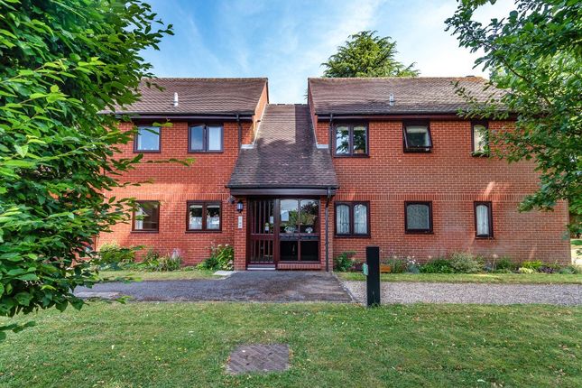 2 bed flat for sale in Essex Way, Sonning Common, Oxfordshire RG4