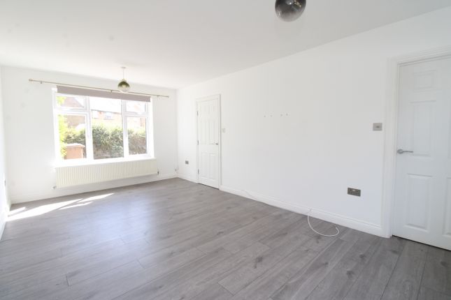 4, Cades Close, Luton photo 4