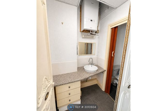 Flat, Bath Road, Swindon photo 5