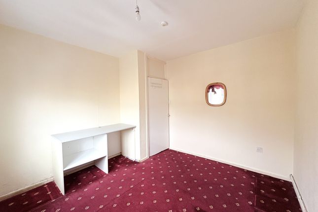 17, Verulam Court, Southall photo 4