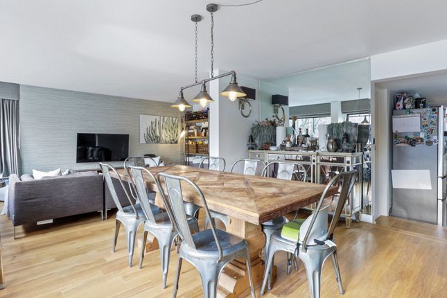 Flat 57 Crown Reach, 145, Grosvenor Road, London photo 4