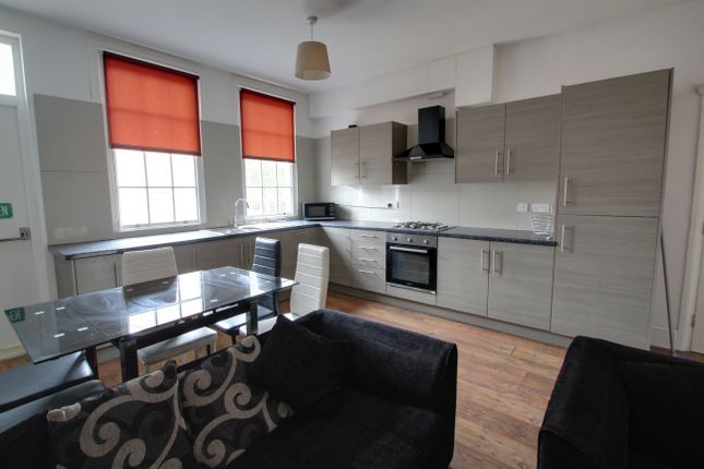 Thumbnail Flat to rent in Westcotes Drive, Leicester