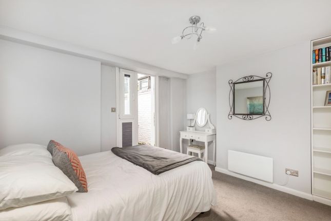 Flat to rent in Barclay Road, London