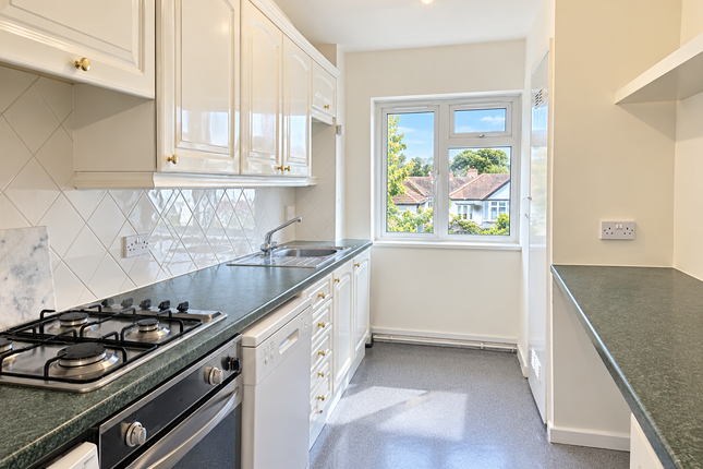 Flat 27, Upper Elmers End Road photo 4