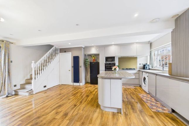 20, Farmers Road, Surrey photo 4