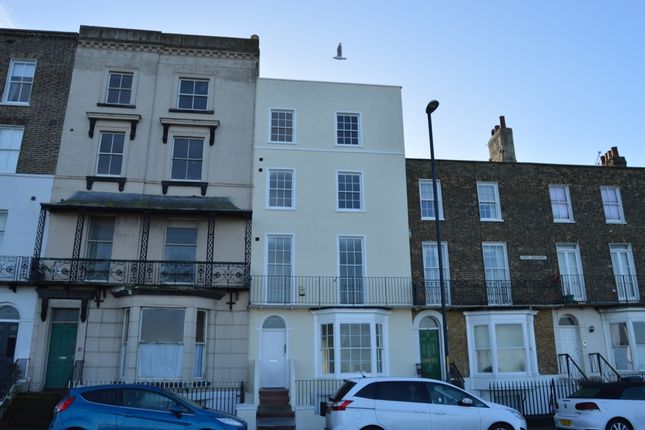 Flat to rent in Fort Crescent, Margate, Kent