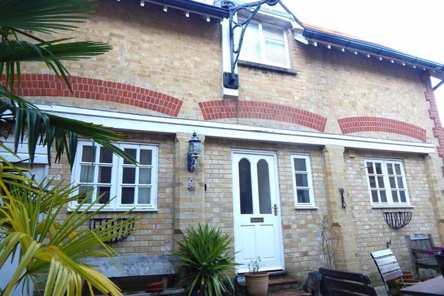 Thumbnail Flat to rent in Calthorpe Road, Ryde