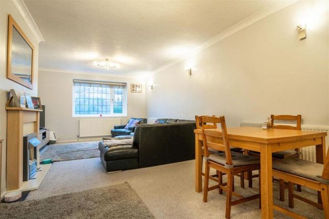 74, Woodedge Avenue, Huddersfield photo 4