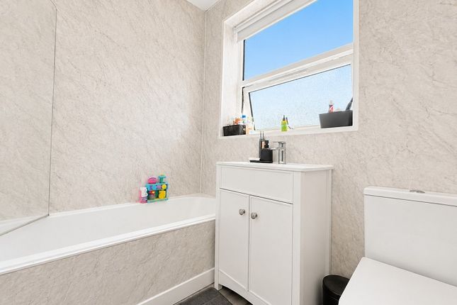 16, Southgate Avenue, Pontyclun photo 3