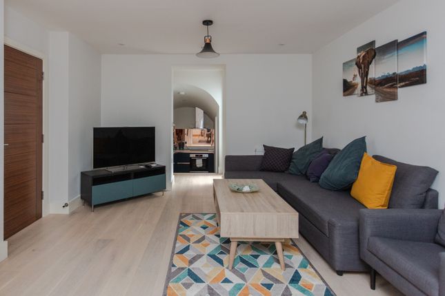 Bla558 - 18, Blake House, London photo 5