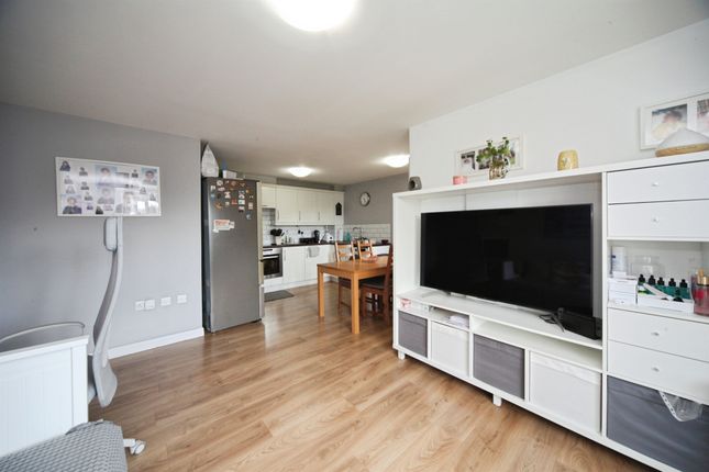 65, Watling Gardens, Dunstable photo 3