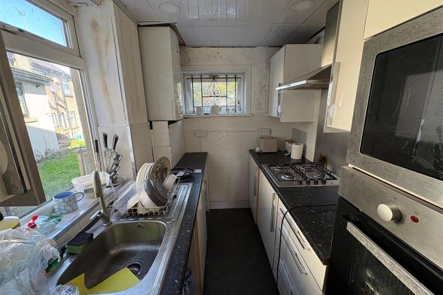 99, Poplar Grove, Bradford photo 3