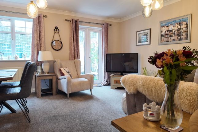 8, Holly Close, Newton Abbot photo 2