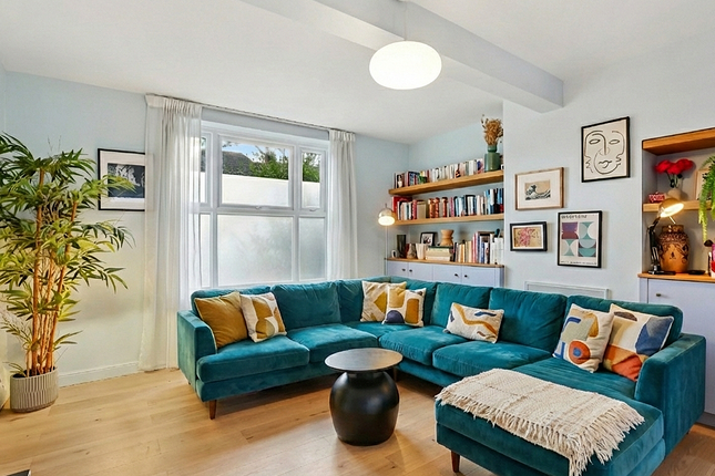 11 Hall Drive, Ealing photo 3