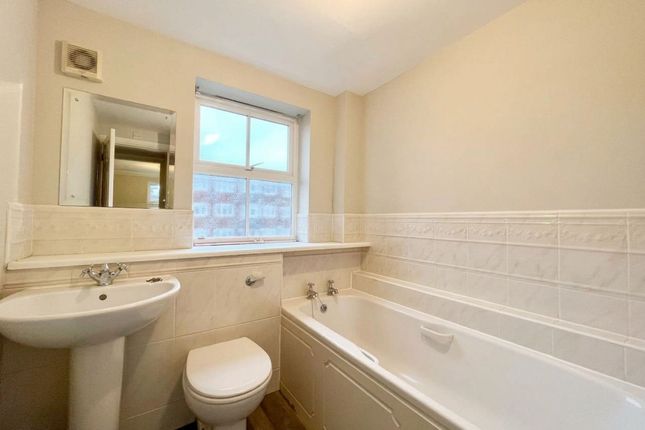 2 Arderne Place, Alderley Edge photo 4