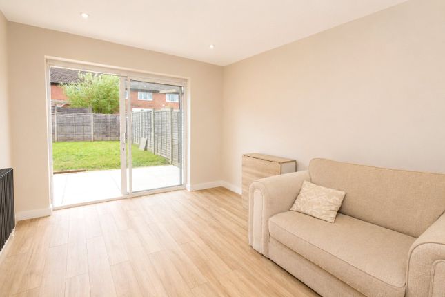 6, Blackthorne Close, Bordon photo 4