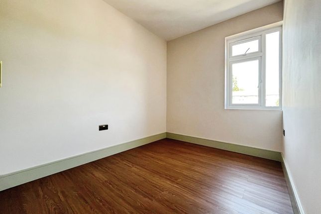 Room 8, 368, Church Road, Middlesex photo 4