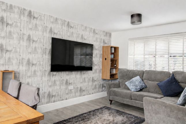 4, Holman Close, Crawley photo 4