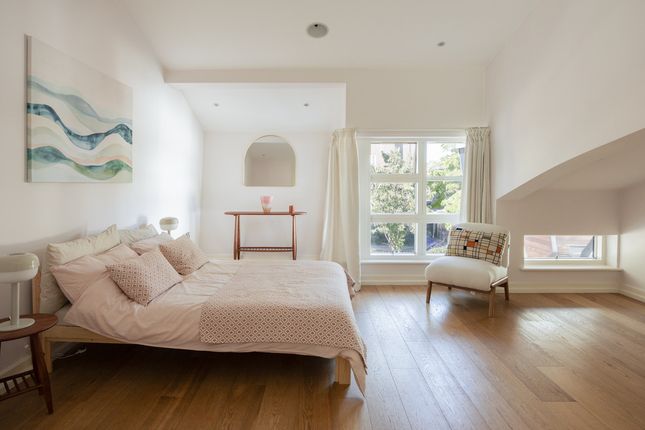 5, Francis Bentley Mews, London photo 4