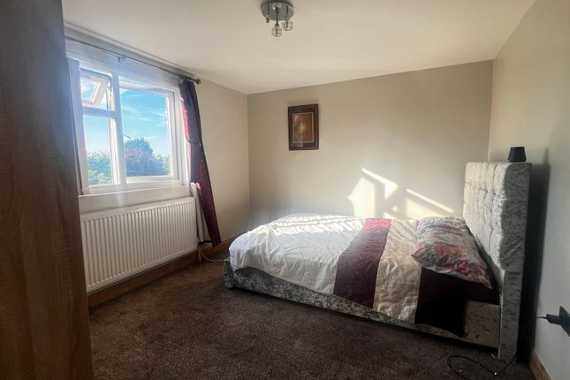 125, Waller Avenue, Luton photo 3