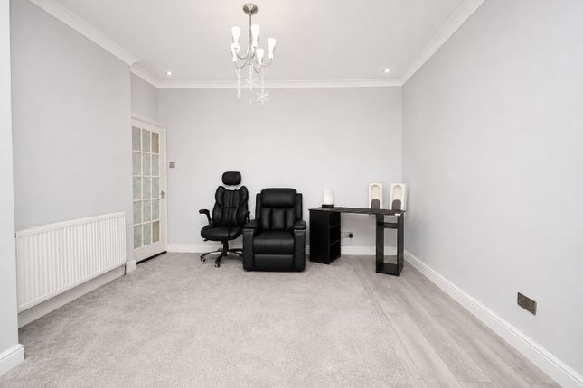 1 Greenstead Avenue, Woodford Green, Greater London photo 4