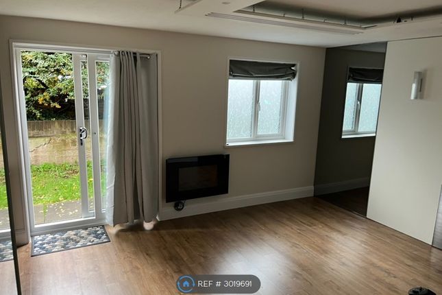 Flat, Bowles Hall Ealing Road, Brentford photo 2