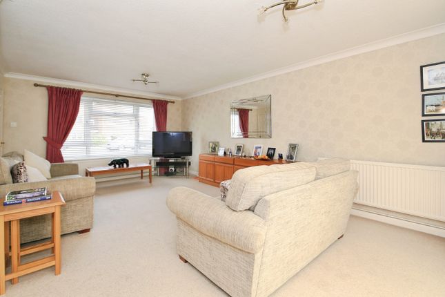 31, Harewood Gardens, Peterborough photo 2
