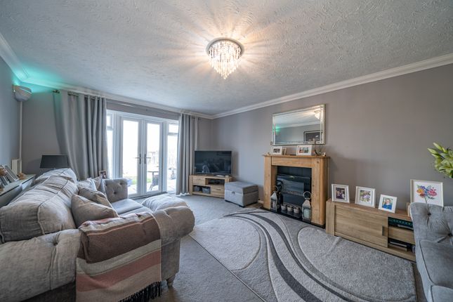 83 Kestrel Way, Aylesbury photo 3