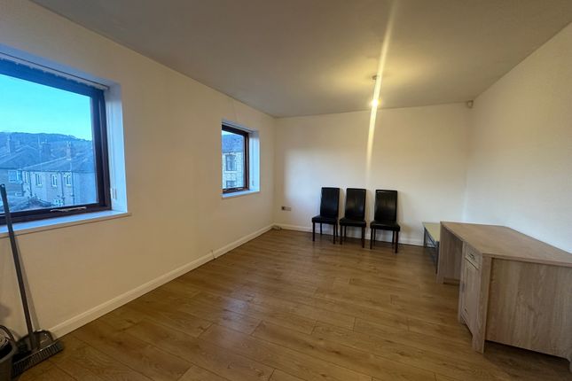Apartment 4, 2 Common Road, HUDDERSFIELD photo 5
