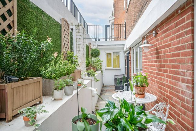 Thumbnail Flat to rent in Palace Court, Notting Hill Gate, London