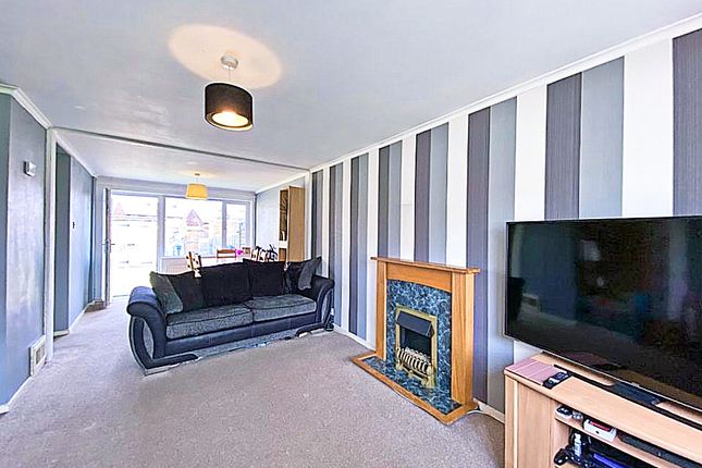 38, Carmarthen Close, Farnborough photo 4
