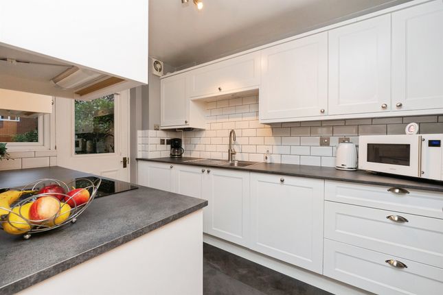 70, Cave Grove, Bristol photo 3
