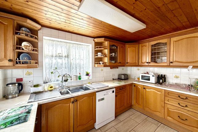 100, Moor Lane, Chessington photo 3