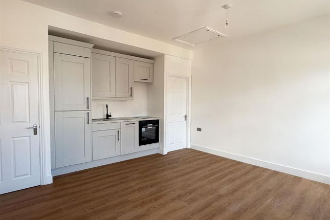 Flat 2, 22, Station Road, Chertsey photo 3