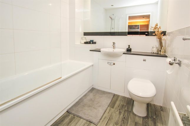 Flat for sale in The Square, Chatham Way, Hart Street, Brentwood
