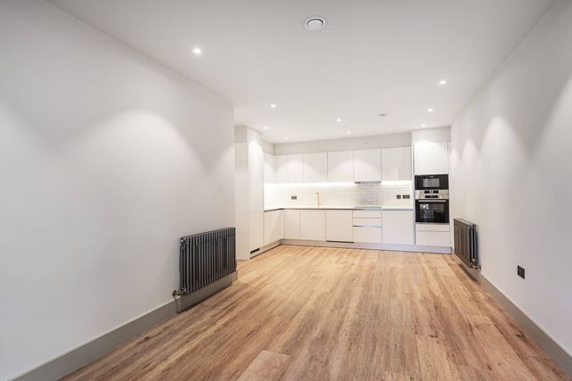 Flat to rent in The Sessile, Tottenham, London