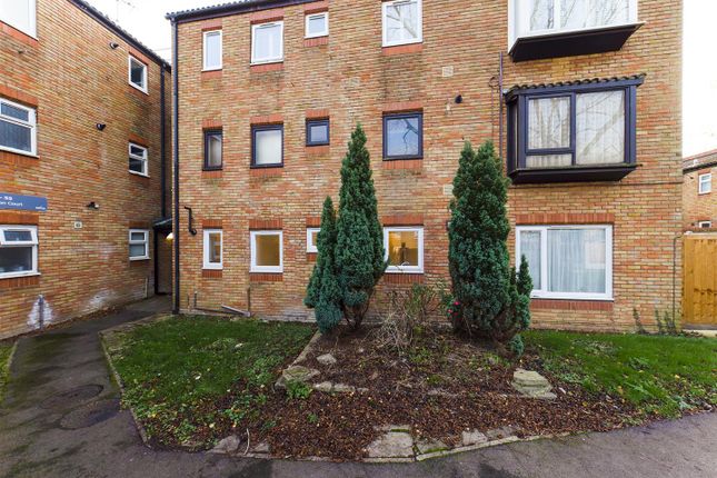 Thumbnail Flat for sale in Baron Court, Stevenage