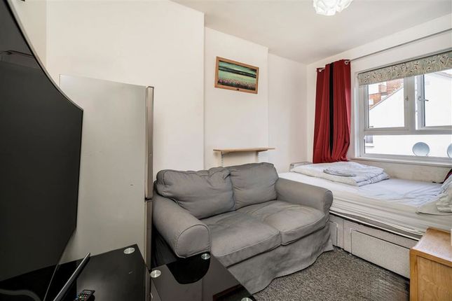 Flat 20, Stansfeld House, Longfield Estate, London photo 4