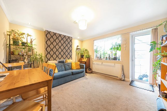 29, Garden Close, Middlesex photo 2