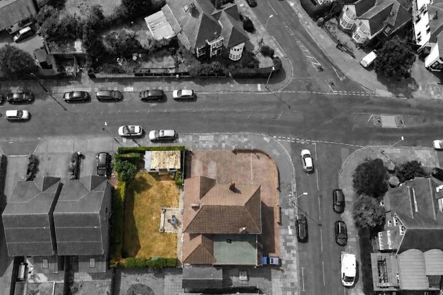 30 Stoughton Drive North, Leicester photo 4
