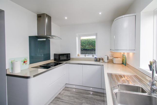 5, Thornbury Park, Wakefield photo 3