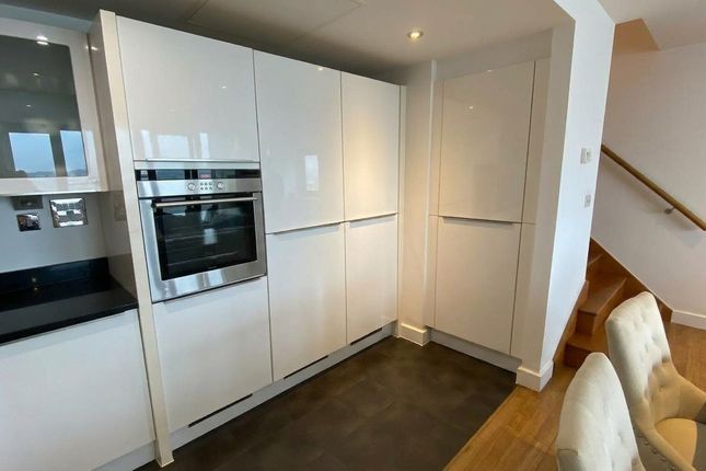 245 Proton Tower, Blackwall Way, London photo 2