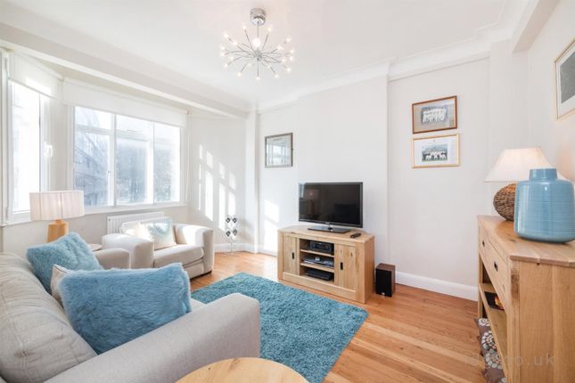 Flat to rent in Cleveland Street, Fitzrovia