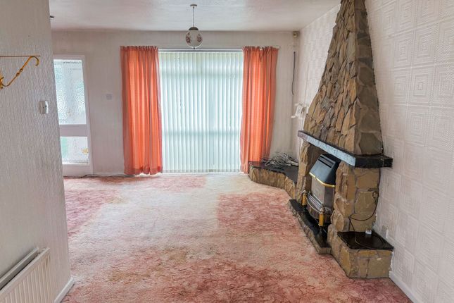 2 Moffat Close, Bolton photo 2