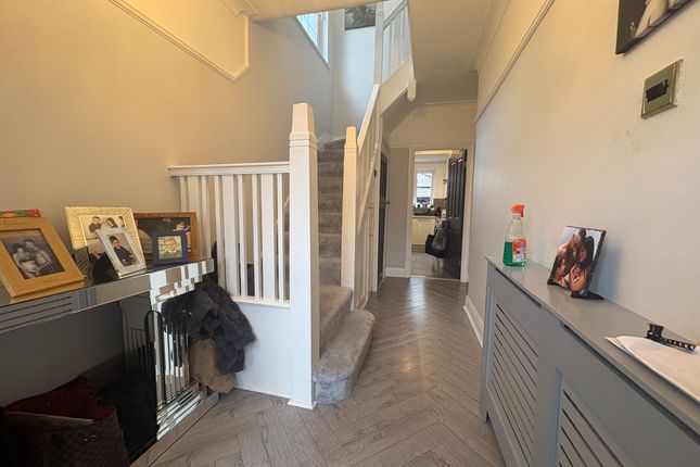 24, Hill Crest, Potters Bar photo 5