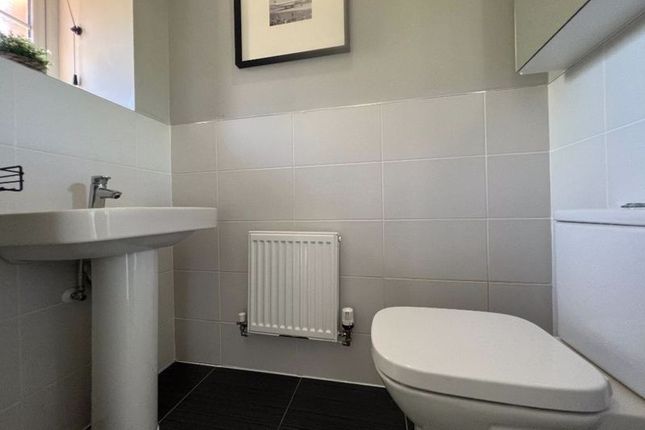 2, Litten Close, Langley photo 4