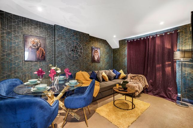 2-bed flat on 13B, Great North Way, London, £280,000